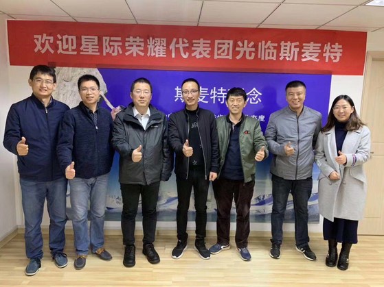 與客戶(hù)合影留念 與客戶(hù)合影留念